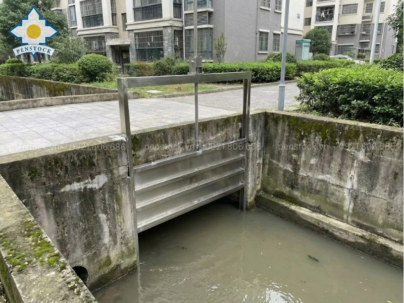 Cửa phai rãnh thoát nước giúp chủ động điều tiết mực nước và ngăn chặn dòng chảy ngược từ sông hồ vào nội đô