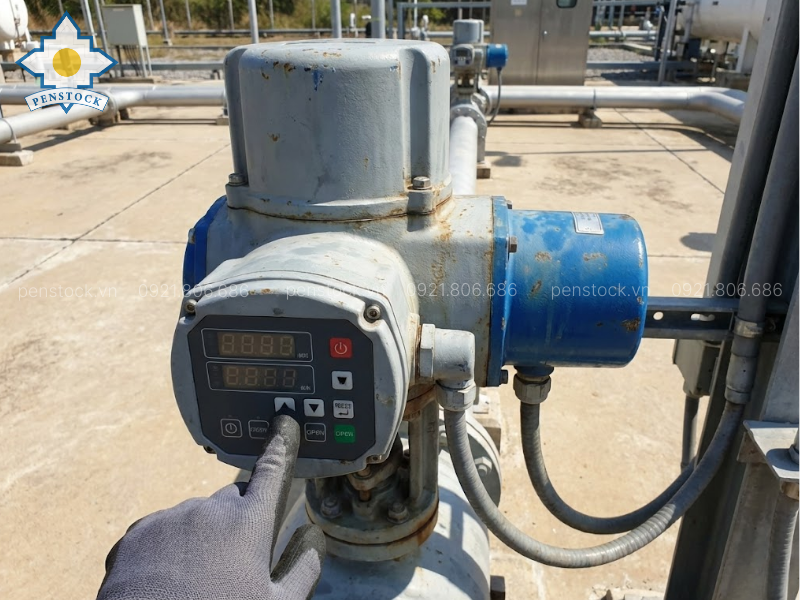 Vận hành cửa phai bằng điện giúp thao tác chính xác và có thể tích hợp điều khiển tự động hóa