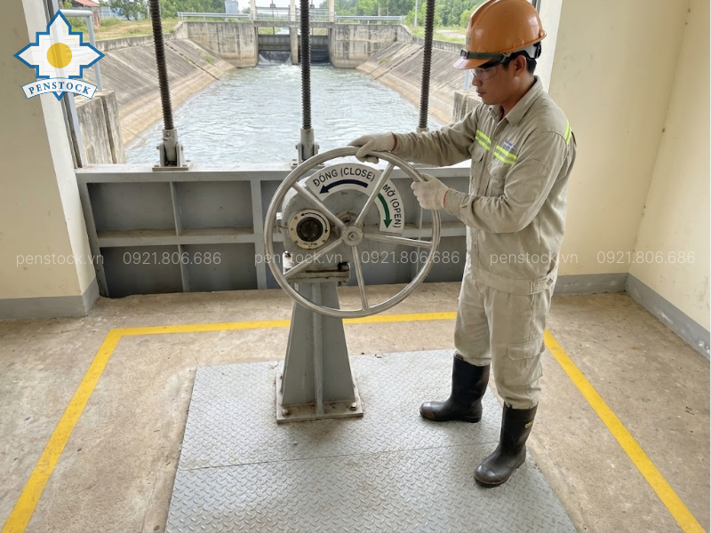 vận hành van cửa phai tại mương to