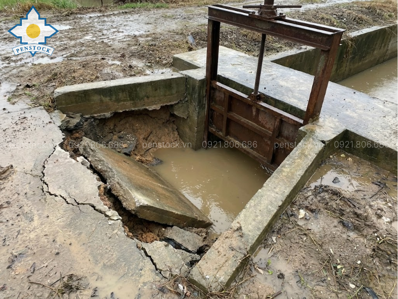 Móng cửa phai kênh xuất hiện xói ngầm và sụt lún sau mưa